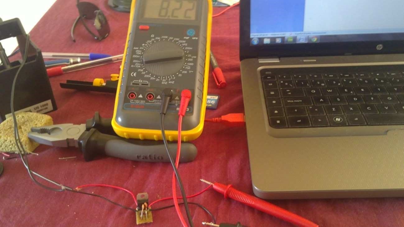 La salida deberá de estar regulada a 8,2V conecta el tester a la salida