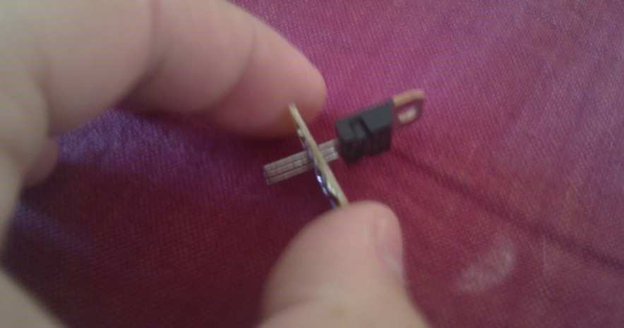 inserta dentro de la placa los componentes a soldar insertar componentes dentro de la placa