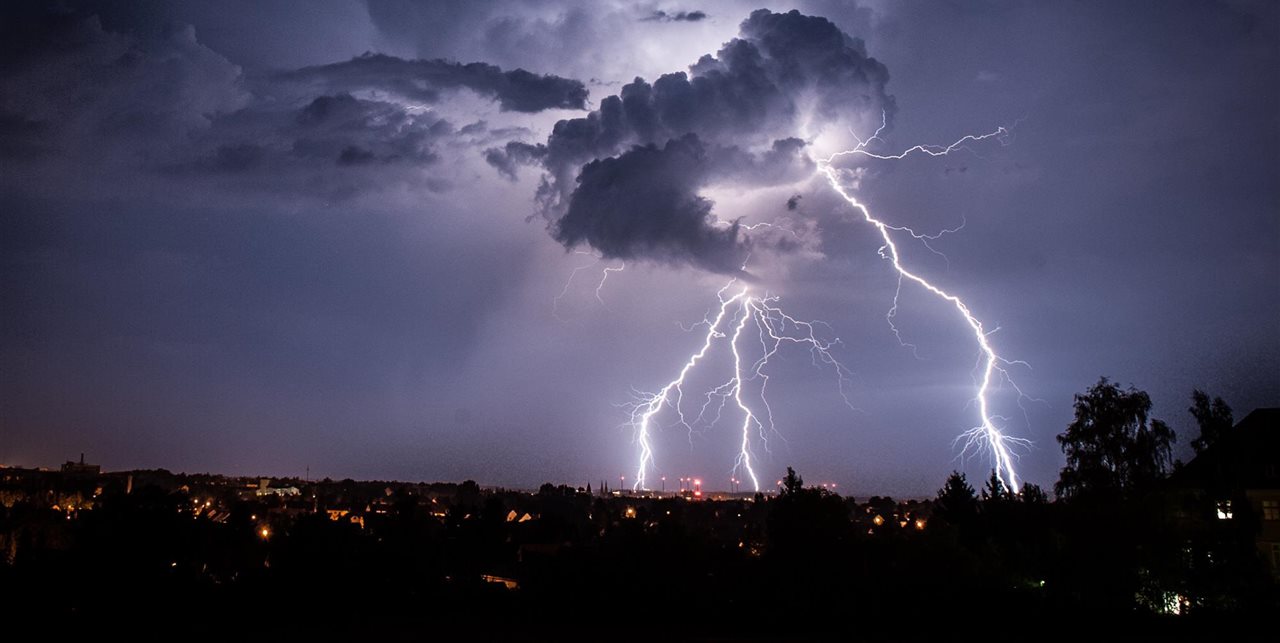 Una tormenta eléctrica es un movimiento de electrones a través del medio. foto tormenta eléctrica