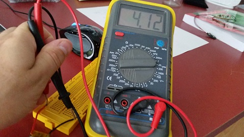 La tensión es de 4,12V Esta es de mayor tensión