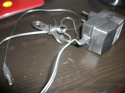 Cargador roto con raja en chasis