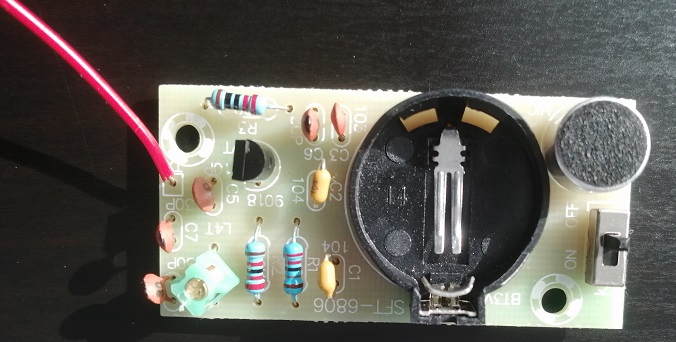 Circuito transmisor FM micrófono soldado a la PCB