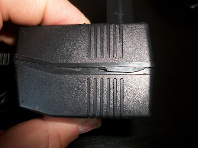desmontaje de un cargador de red de 12V