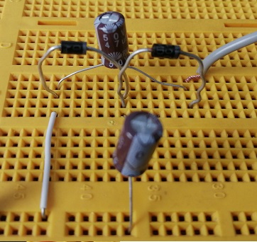 multiplicador de tensión Greinecher o en cascada. Montaje real en protoboard.